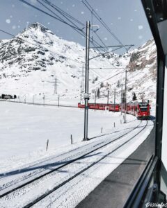 Vista del Trenino Rosso del Bernina sulla neve